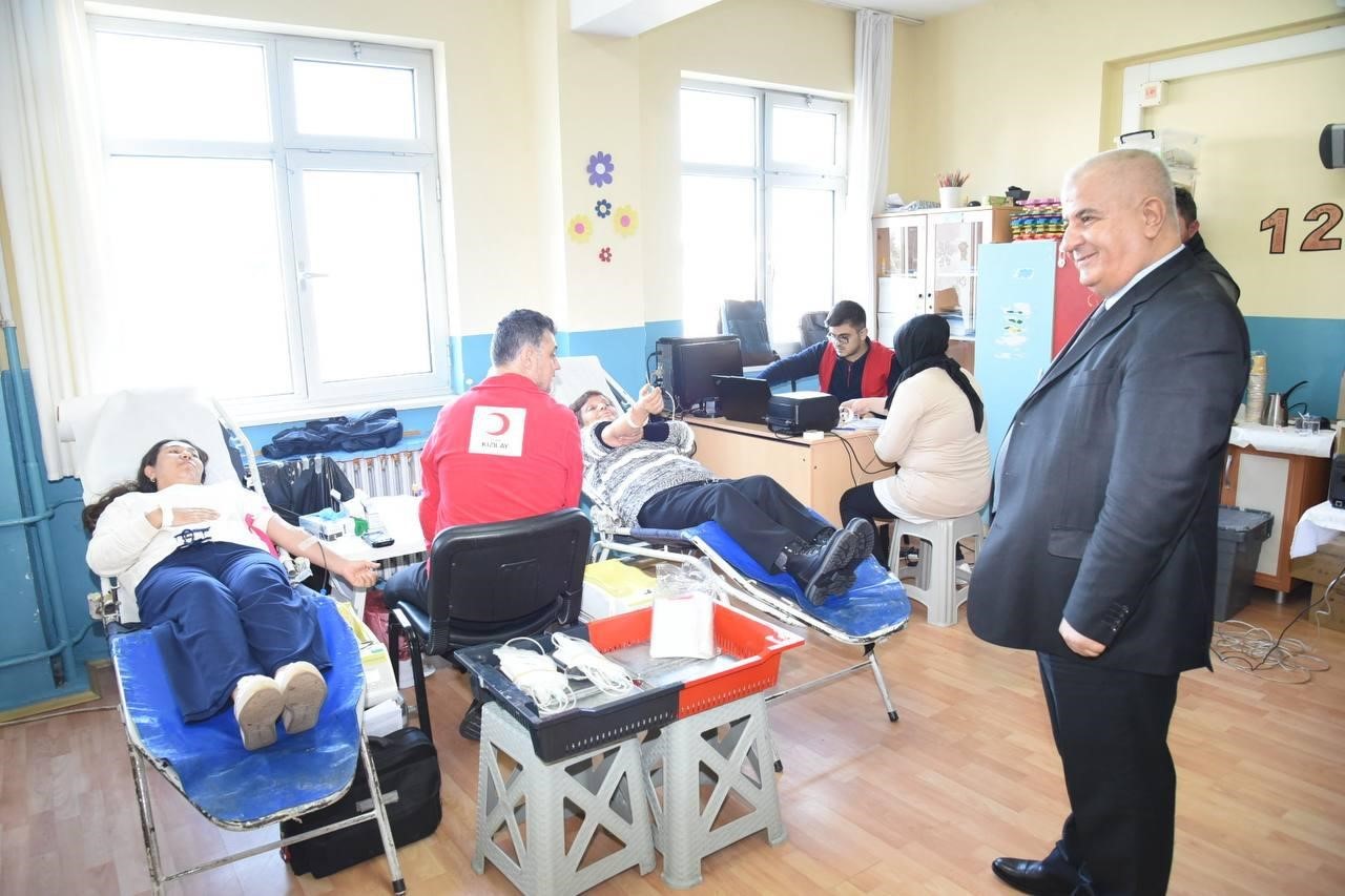 MEM M&uuml;d&uuml;r&uuml; Selehattin Kal kan bağışı yaparak &ouml;rnek oldu
