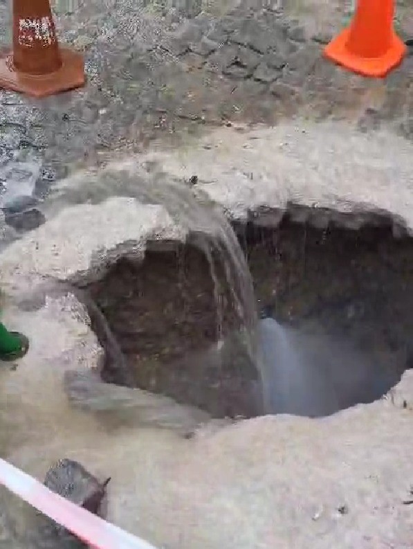 Buldan’da çöken tarihi yol yapılan onarım sonrası tekrar çöktü