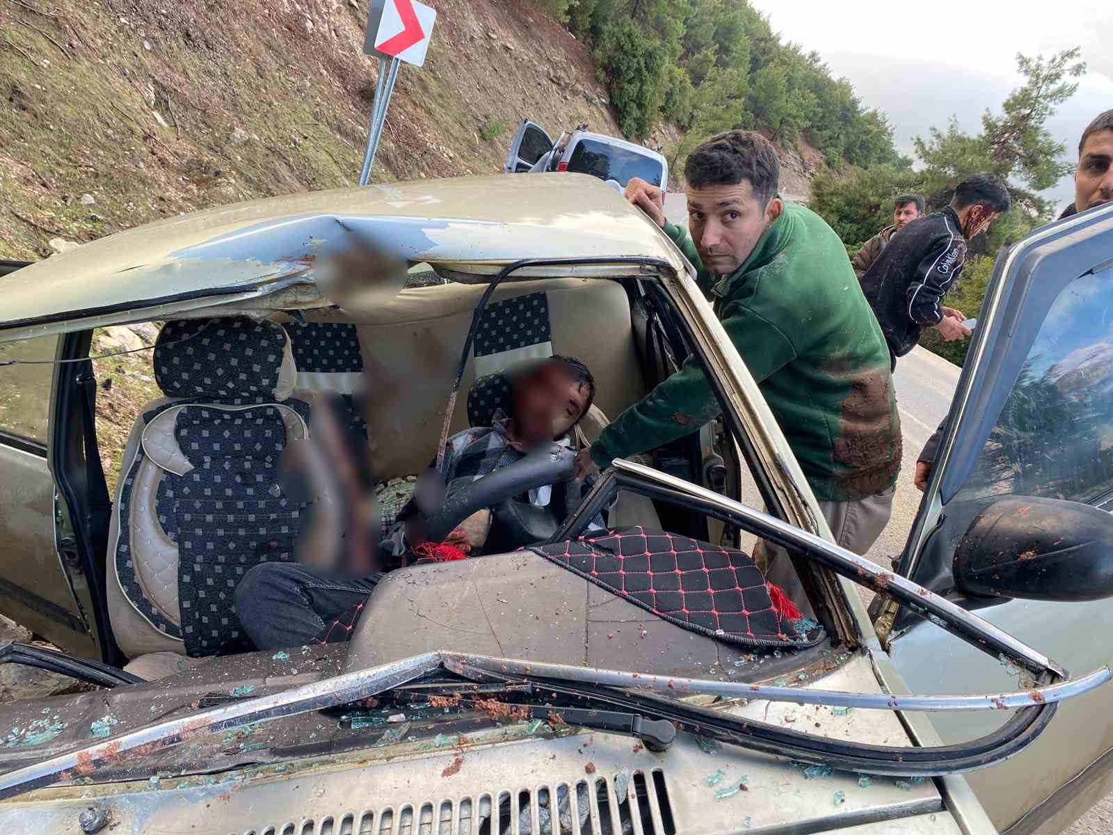 Kahramanmaraş&rsquo;ta kopan kaya par&ccedil;ası otomobile isabet etti: 2&rsquo;si ağır 4 yaralı
