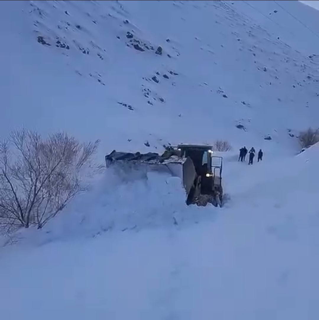 &Ccedil;ığ nedeniyle kapanan k&ouml;y yolunda zorlu karla m&uuml;cadele &ccedil;alışması
