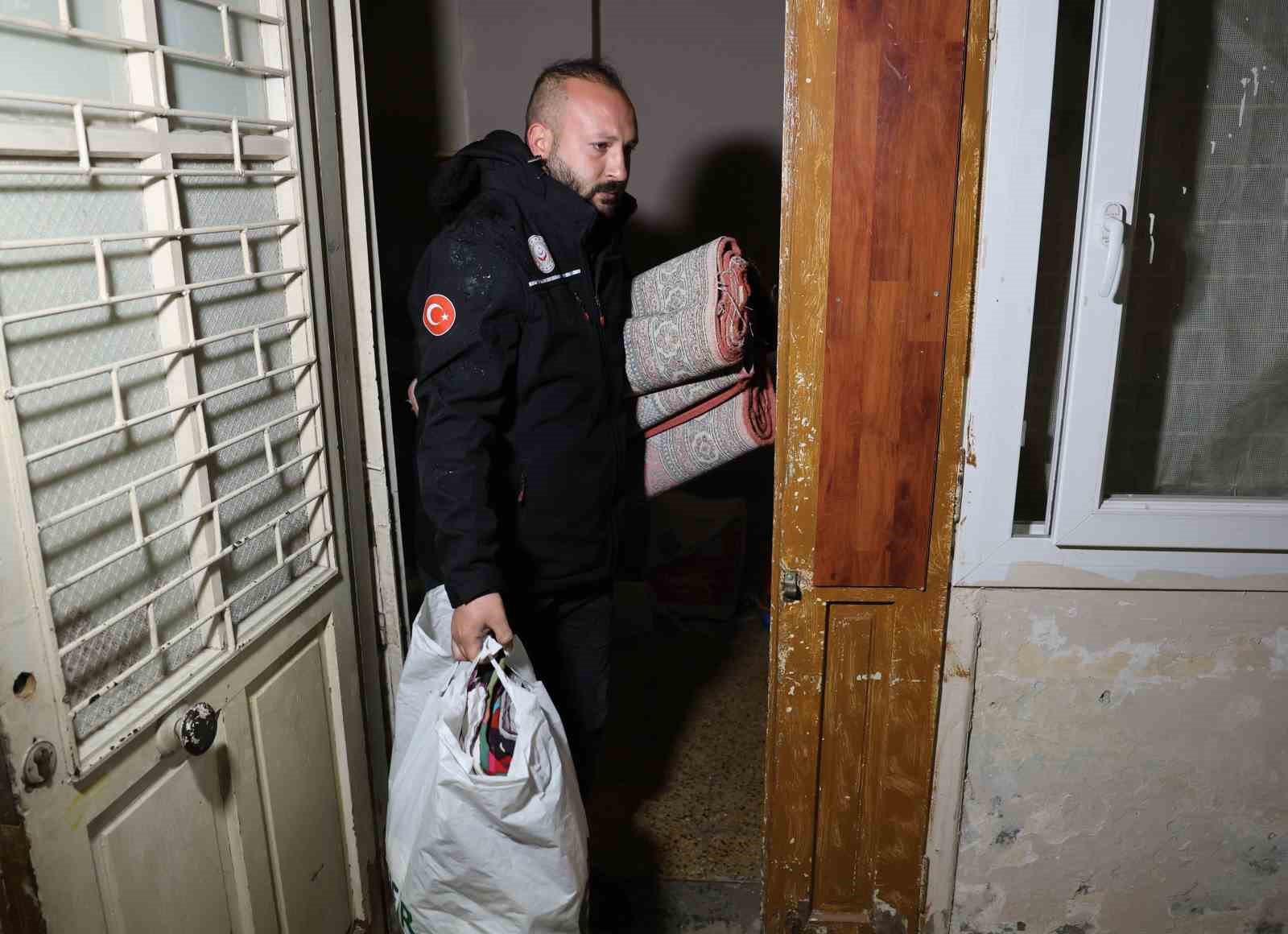 Otogarda s&ouml;yledikleriyle y&uuml;rekleri dağlayan &ccedil;ocuk ve ailesi, yeni evlerine kavuştu
