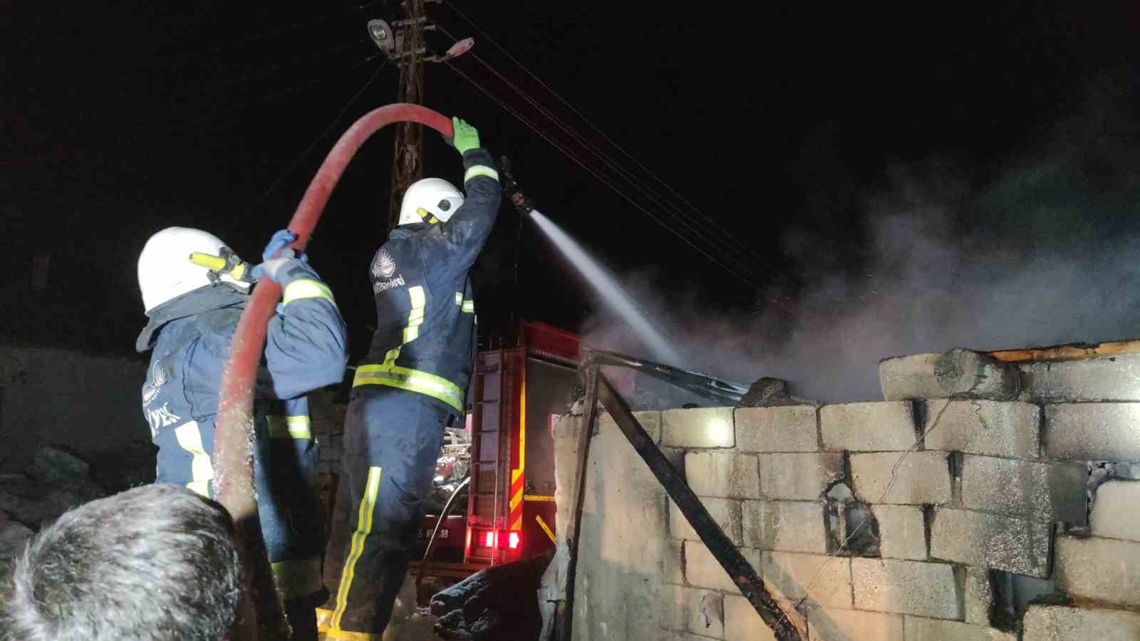 Van&rsquo;da korkutan ahır yangını: 3 inek son anda kurtarıldı
