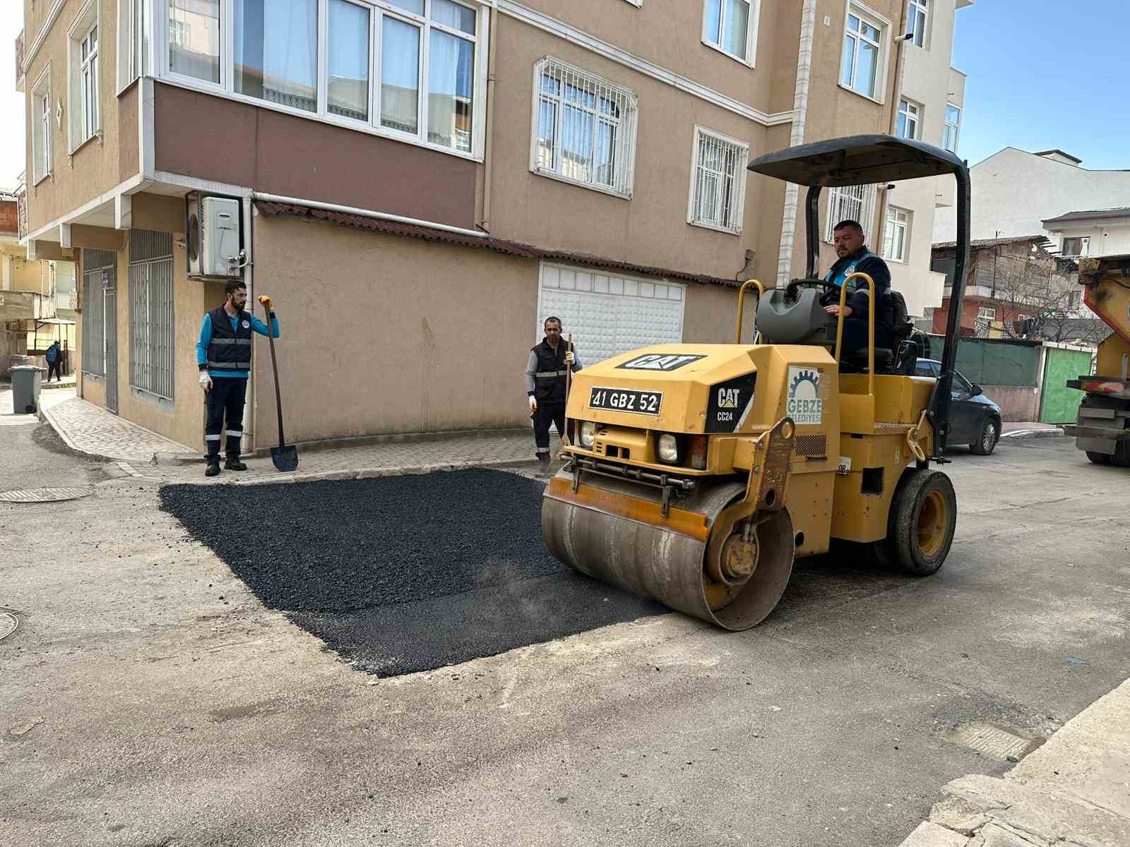 Gebze&rsquo;de ulaşım konforu i&ccedil;in asfalt yama &ccedil;alışması yapılıyor
