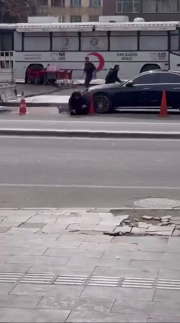 Diyarbakır&rsquo;da &rsquo;tadilat&rsquo; nedeniyle &ccedil;ıkan silahlı kavga kameraya yansıdı
