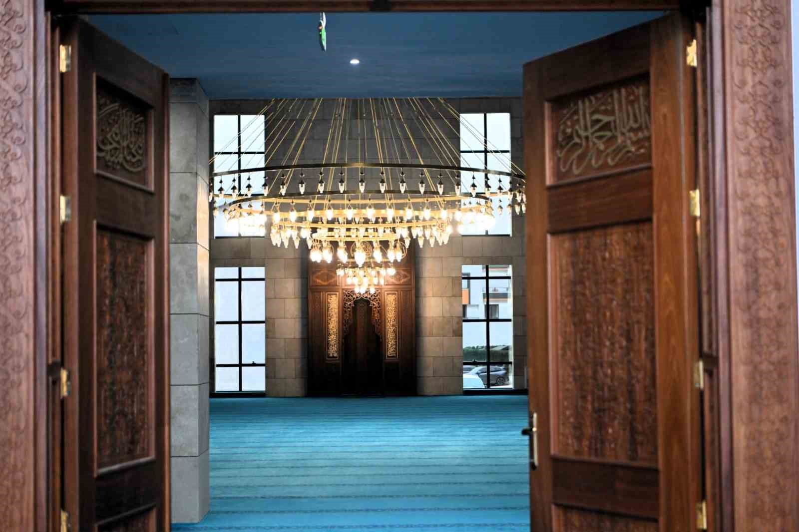 Kartepe Kent Meydanı Cami, ilk teravihle ibadete a&ccedil;ılıyor
