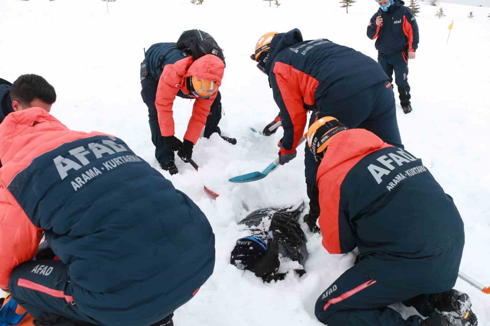 Teleferikte mahsur kalanlar başarılı bir operasyonla kurtarıldı