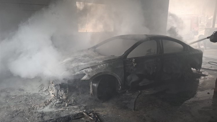 Otomobil yangını paniğe neden oldu
