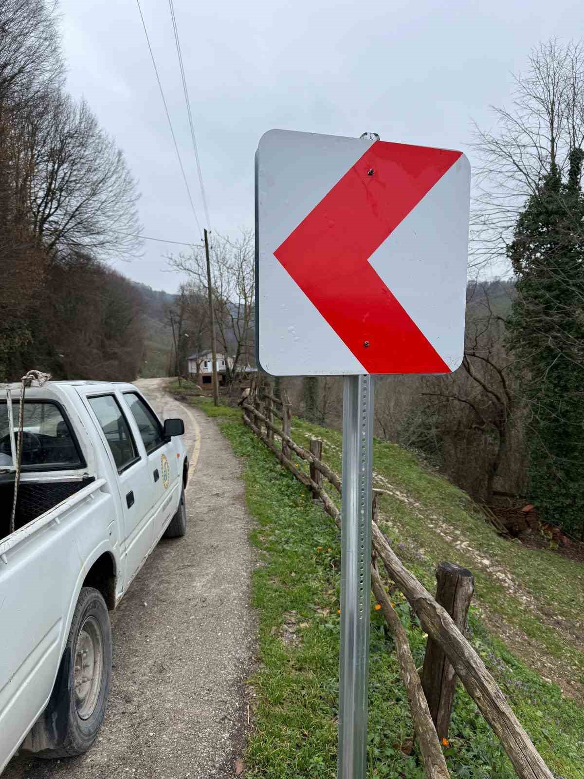 Trafik g&uuml;venliği i&ccedil;in levhalar yerleştiriliyor
