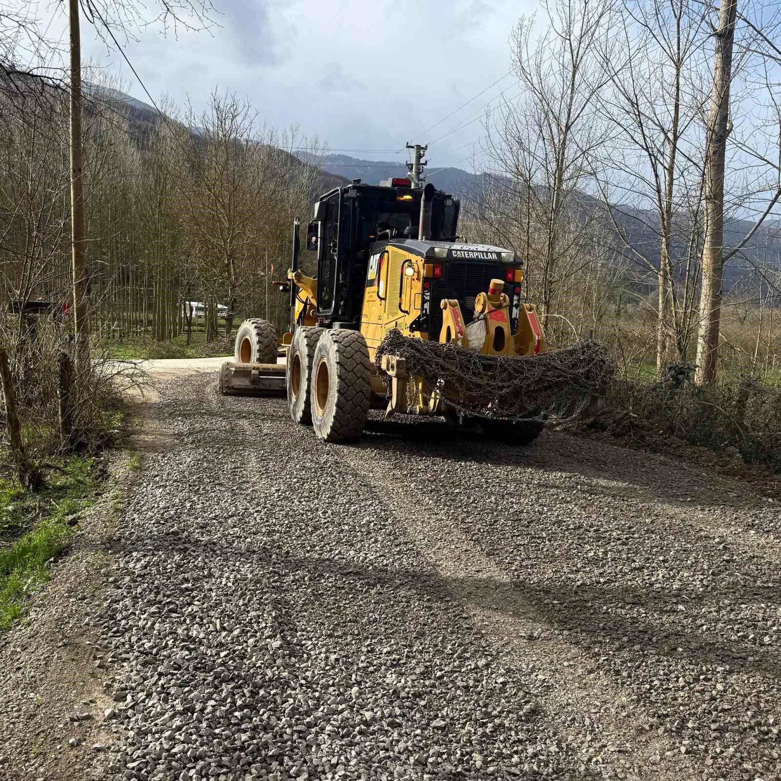 Havaların d&uuml;zelmesiyle k&ouml;y yollarında &ccedil;alışmalar başladı
