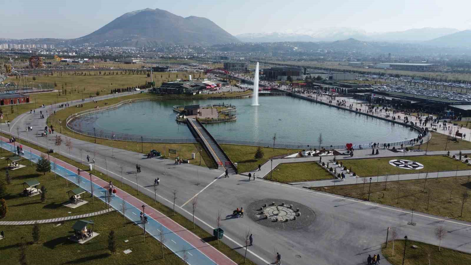 B&uuml;y&uuml;kşehir&rsquo;in vizyon projesi Millet Bah&ccedil;esi, Kayserililerin buluşma noktası oldu
