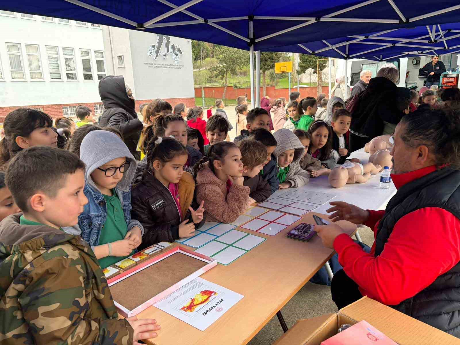 D&uuml;zce&rsquo;de &ccedil;ocuklara afet eğitimleri s&uuml;r&uuml;yor
