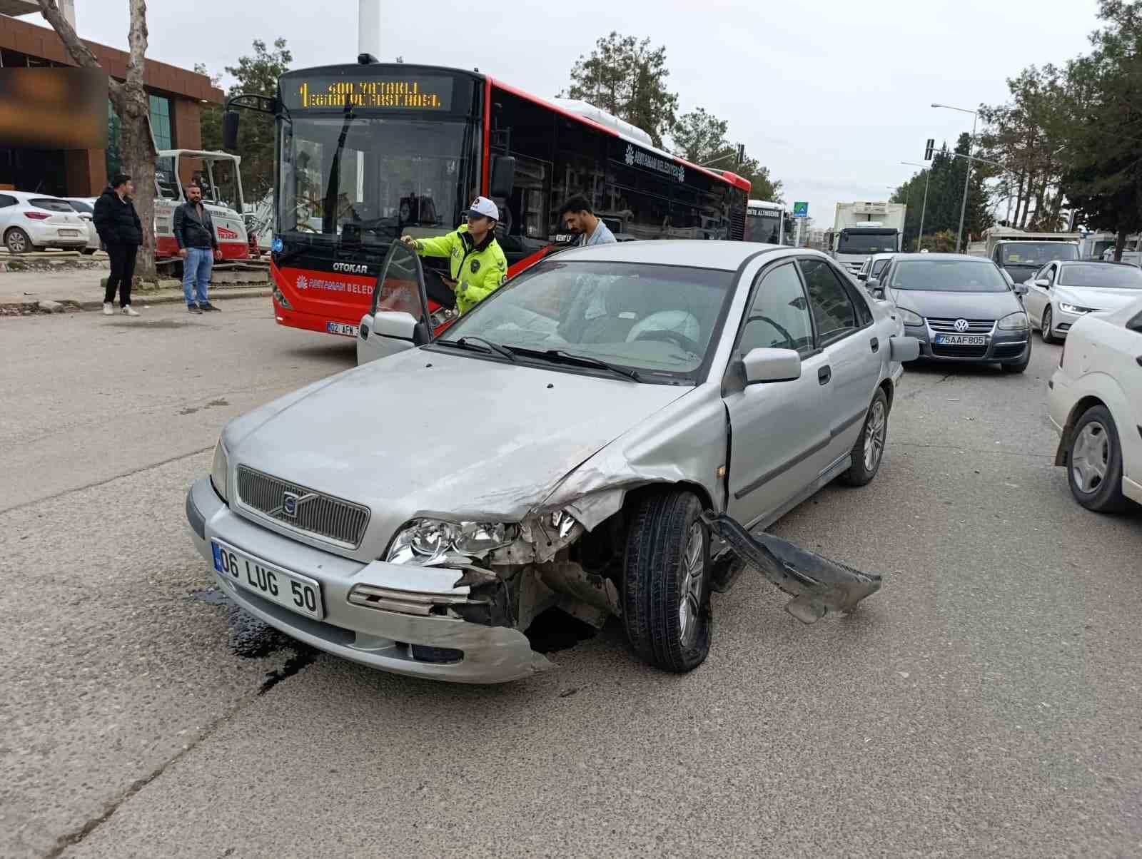 İki otomobilin &ccedil;arpıştığı kazada 1 kişi yaralandı
