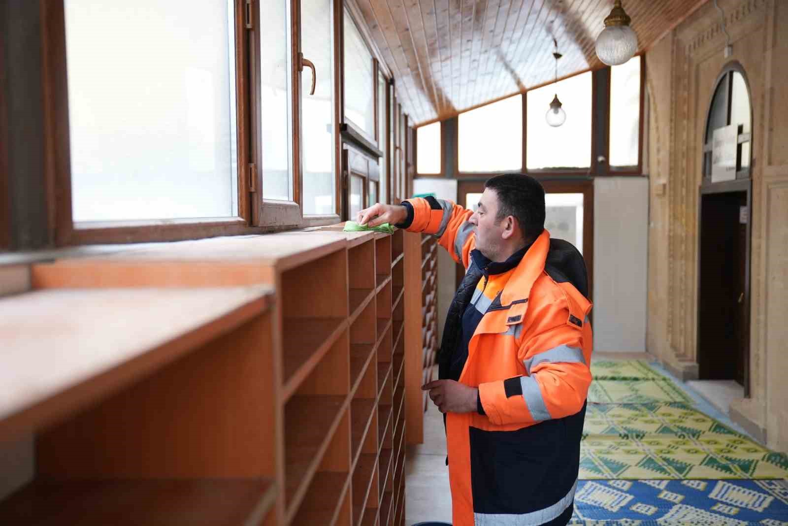 G&ouml;lbaşı Belediyesinden camilerde Ramazan &ouml;ncesi detaylı temizlik
