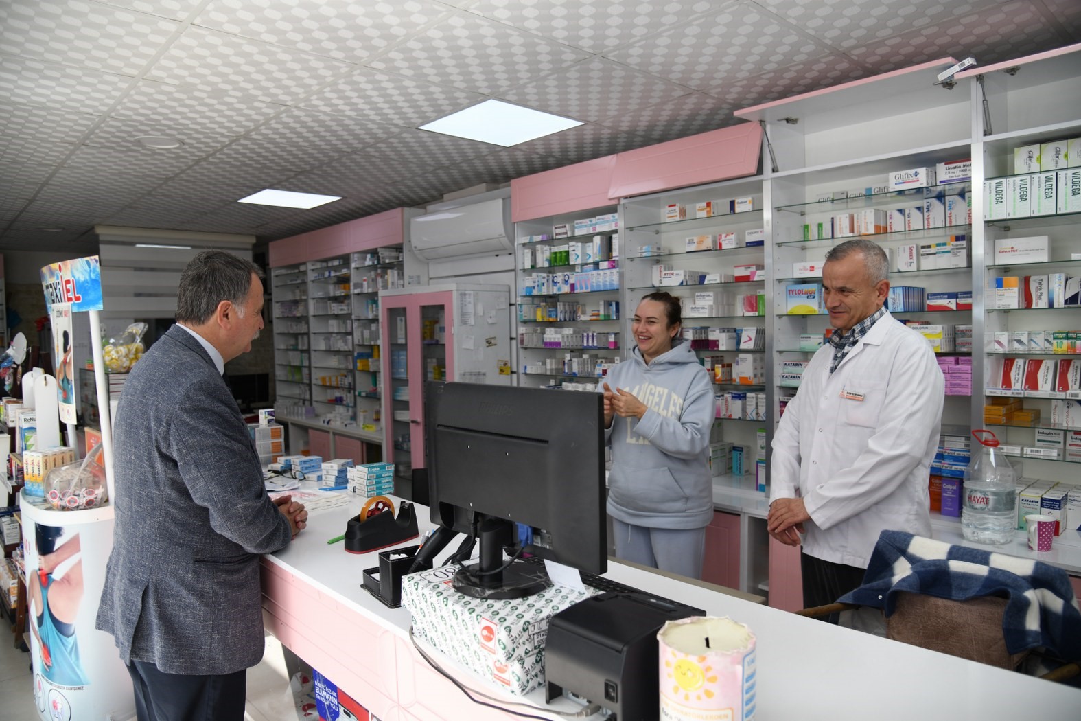 Başkan Balaban esnafın sorunlarına &ccedil;&ouml;z&uuml;m &uuml;retmek i&ccedil;in sahada
