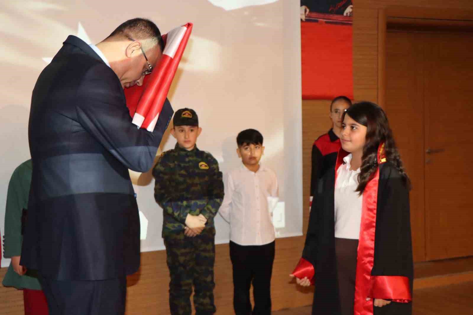 Öğrencilerin ay yıldız temalı gösterisi göğüs kabarttı