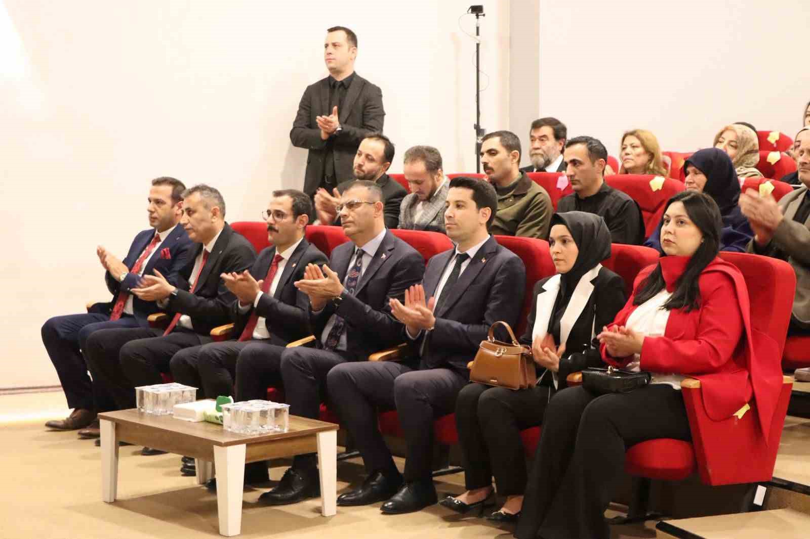 Öğrencilerin ay yıldız temalı gösterisi göğüs kabarttı