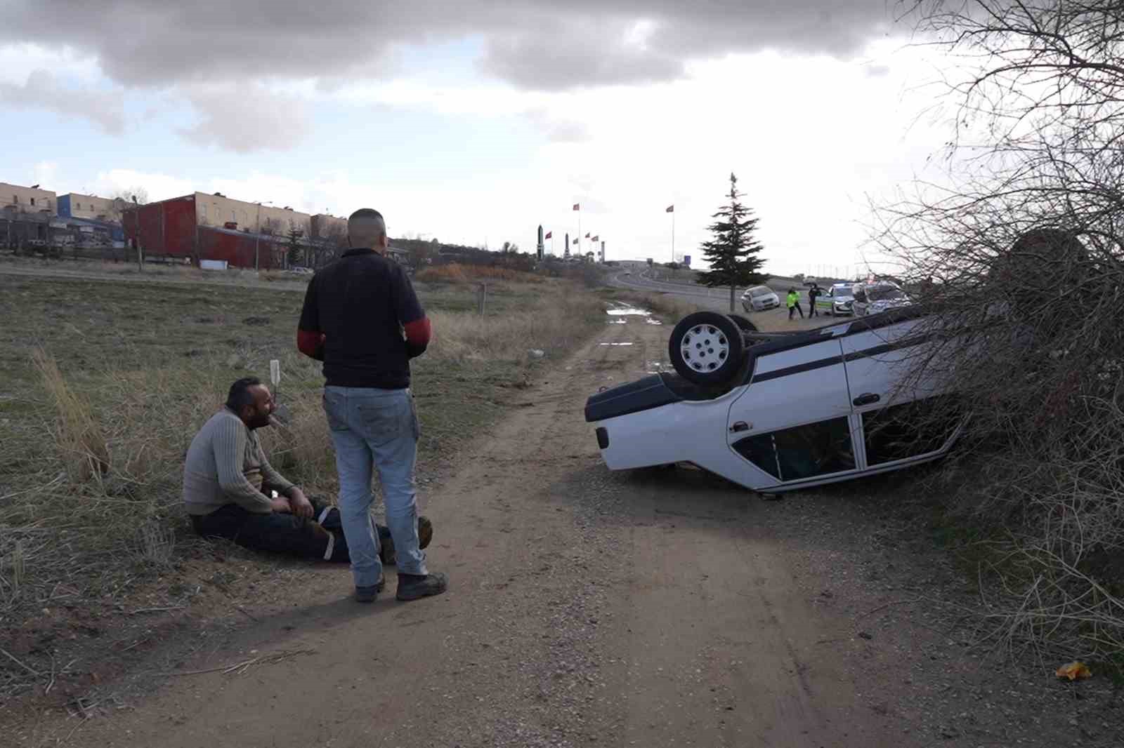 Acı manzarayla karşılaştı, g&ouml;zyaşlarını tutmadı: Hurdaya d&ouml;nen otomobildeki 2 yeğeni yaralandı
