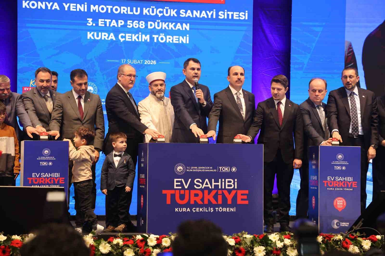 Bakan Kurum: "Biz lafla değil, eserle konuşuyoruz"
