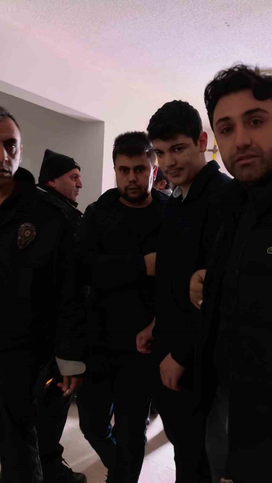 Bursa&rsquo;da &ouml;fkeli gen&ccedil; ablasını bı&ccedil;akla rehin aldı
