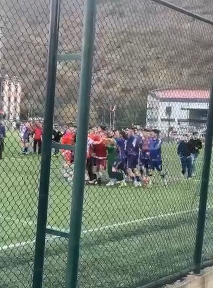 Tokat’ta amatör maçta saha karıştı