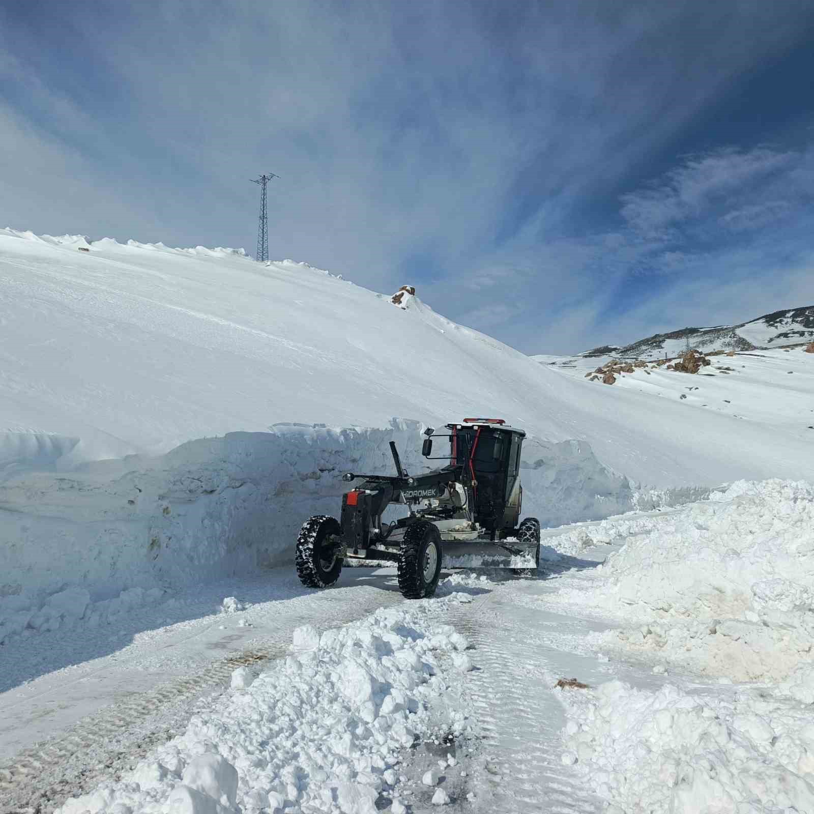 Son yılların en yoğun kar yağışını alan Iğdır&rsquo;da karla m&uuml;cadele aralıksız s&uuml;r&uuml;yor
