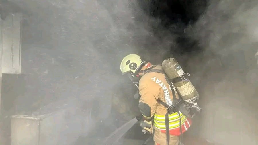 Hatay’da konteyner yangını büyümeden söndürüldü