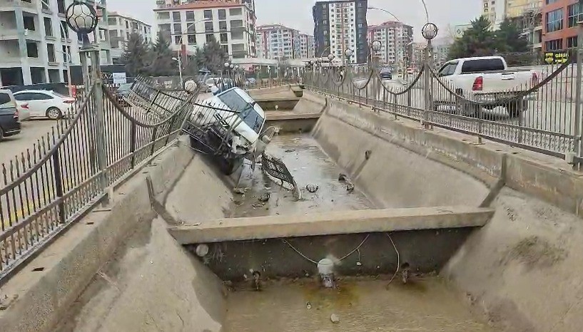 Malatya’da kontrolden çıkan pikap kanala uçtu