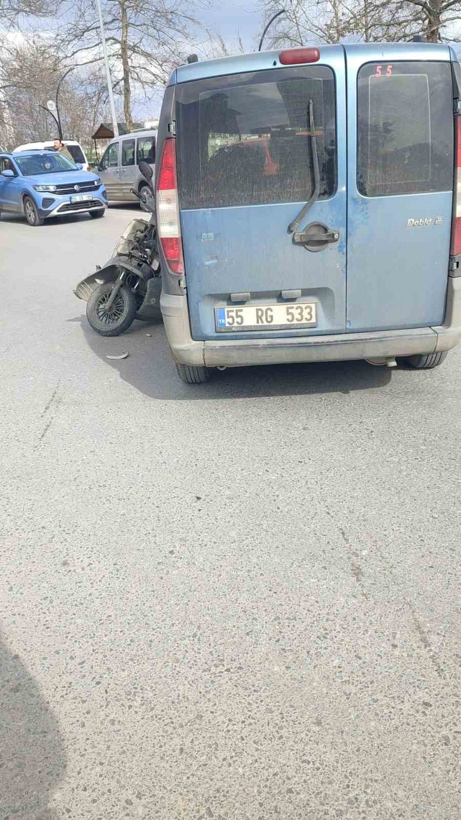 &Ccedil;arşamba&rsquo;da otomobilin &ccedil;arptığı motosikletli yaralandı

