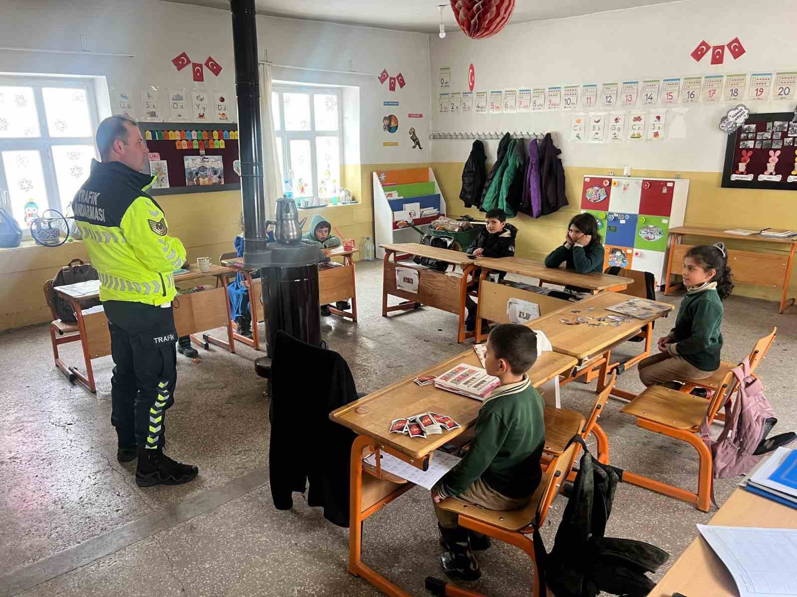 Muş&rsquo;ta jandarmadan &ccedil;ocuklara trafik eğitimi
