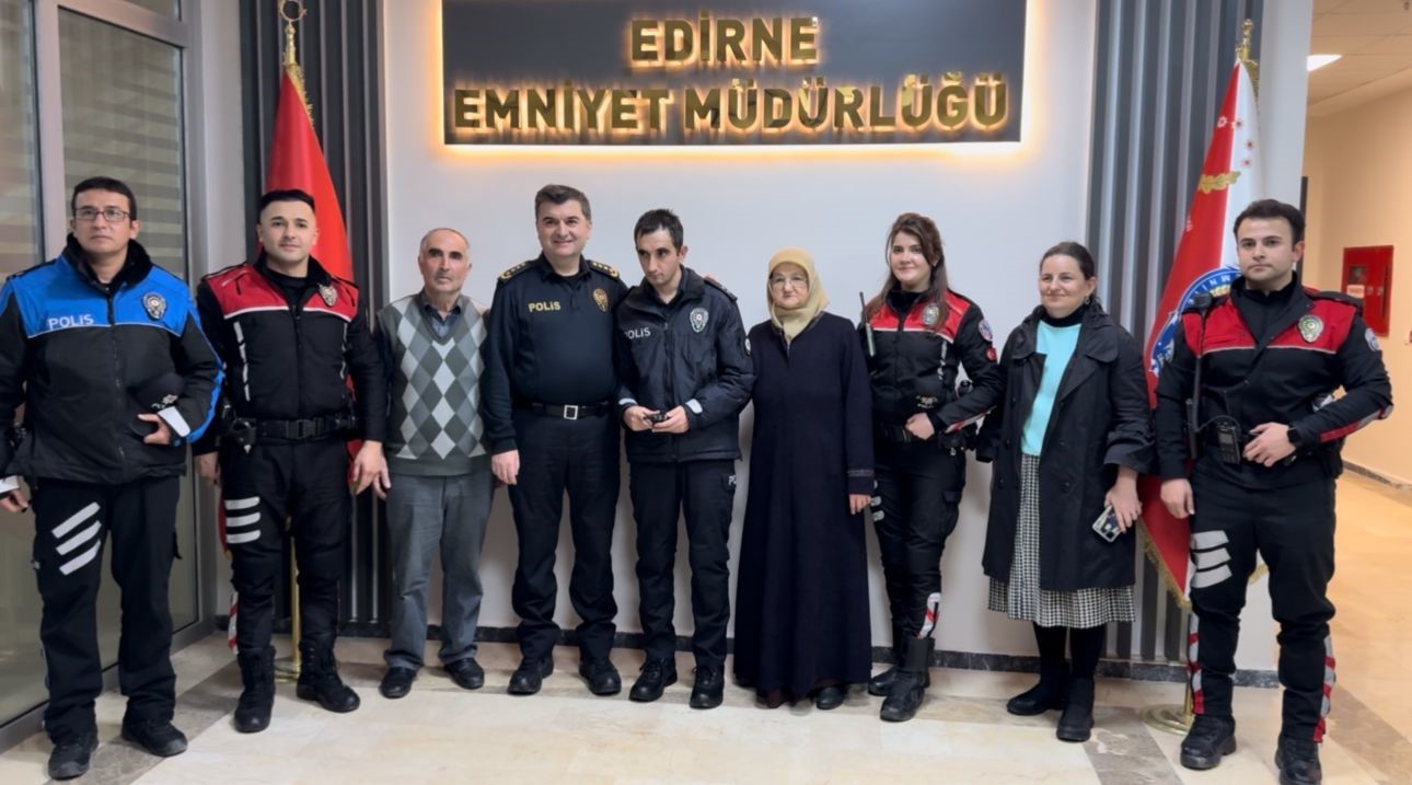 Polis sevdalısı engelli gen&ccedil; &uuml;niforma ile devriye g&ouml;revine katıldı
