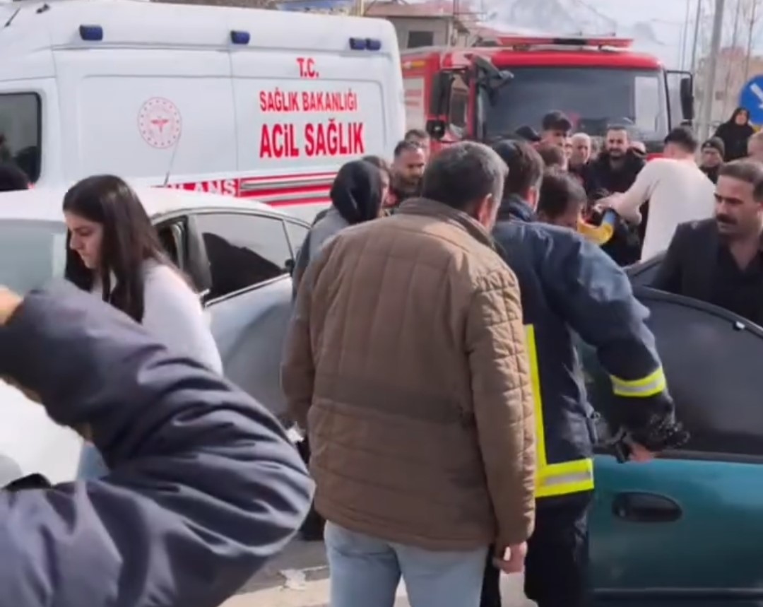 Van&rsquo;da iki otomobil &ccedil;arpıştı: 5 yaralı
