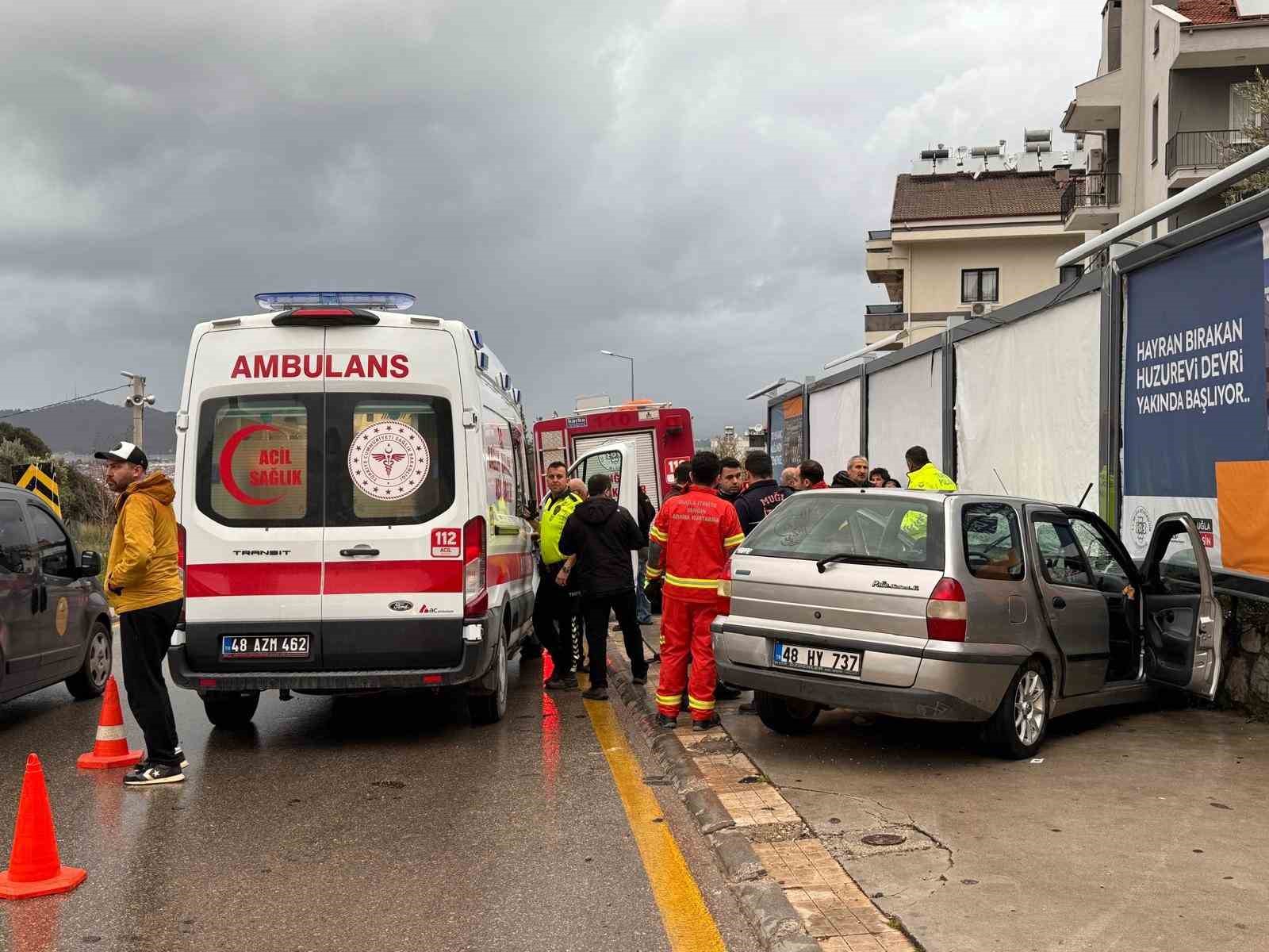 Fethiye&rsquo;de duvara &ccedil;arpan otomobildeki 1 kişi hayatını kaybetti, 2 kişi yaralandı
