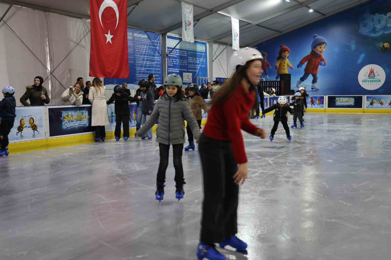 Nevşehir’de mobil buz pateni pisti hizmete açıldı