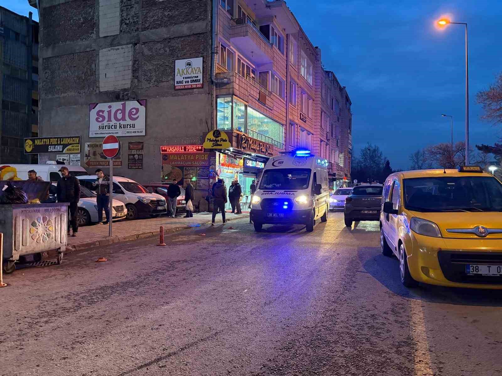 Taksi durağında bı&ccedil;aklı kavga: 1 yaralı
