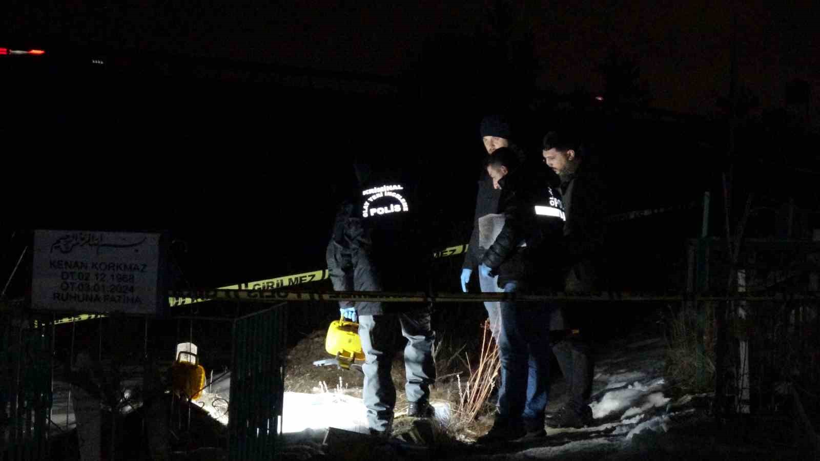 Mezarlıkta &ccedil;&ouml;p poşeti i&ccedil;inde cenin bulundu
