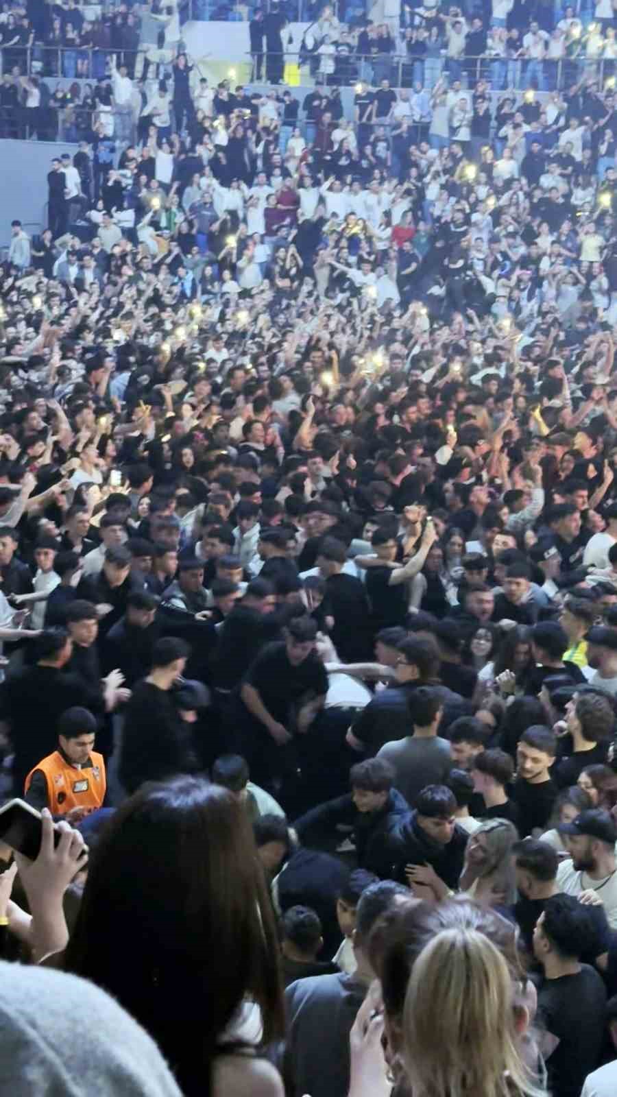 Tekme tokat darp edildi, çevredekiler aldırış etmeden müziğe ayak uydurdu