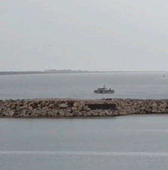 Aracıyla denize d&uuml;şen s&uuml;r&uuml;c&uuml;y&uuml; Sahil G&uuml;venlik kurtardı
