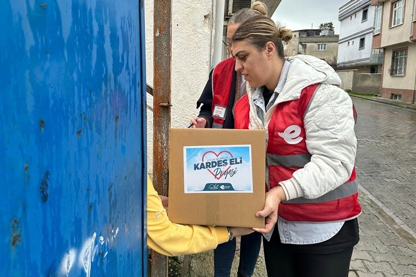 Efeler&rsquo;de vatandaşlara gıda desteği
