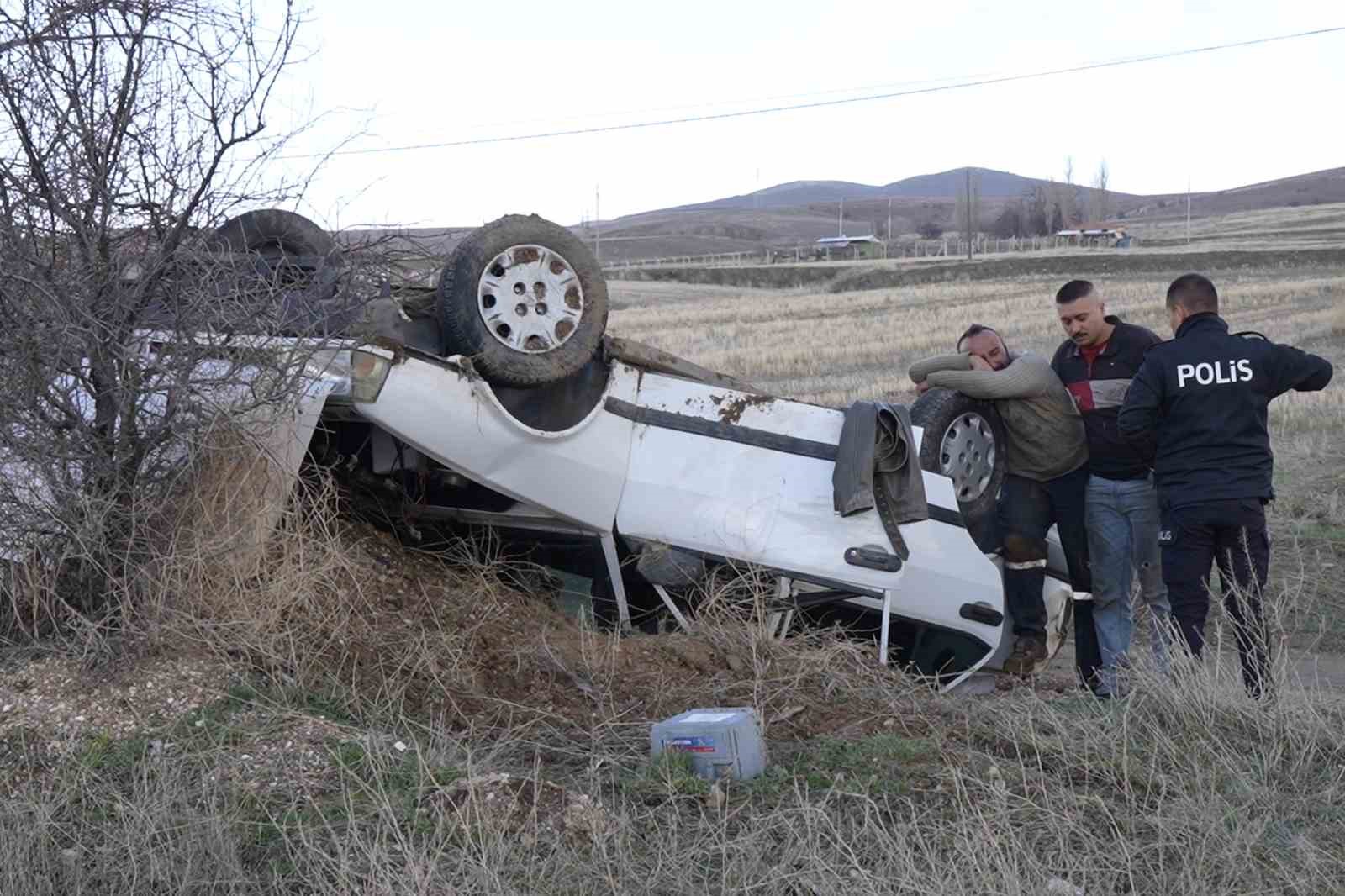Acı manzarayla karşılaştı, gözyaşlarını tutmadı: Hurdaya dönen otomobildeki 2 yeğeni yaralandı