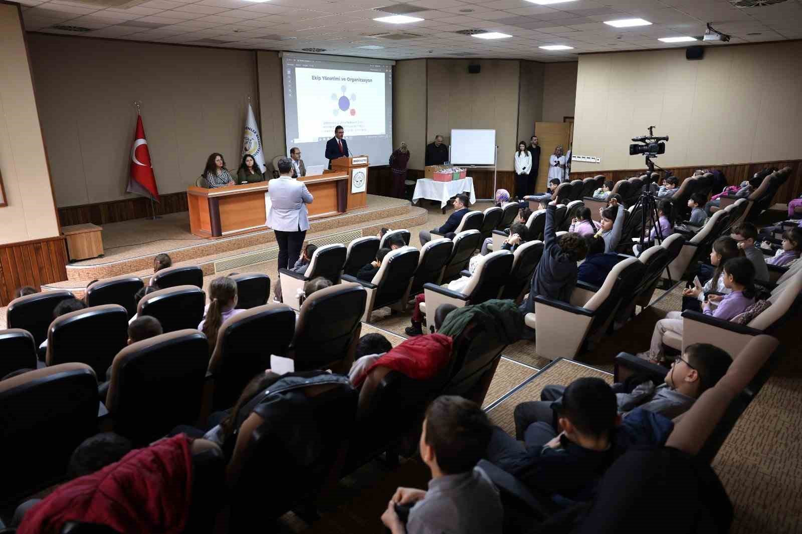 İlkokul &ouml;ğrencileri Erenler Belediyesi&rsquo;nde
