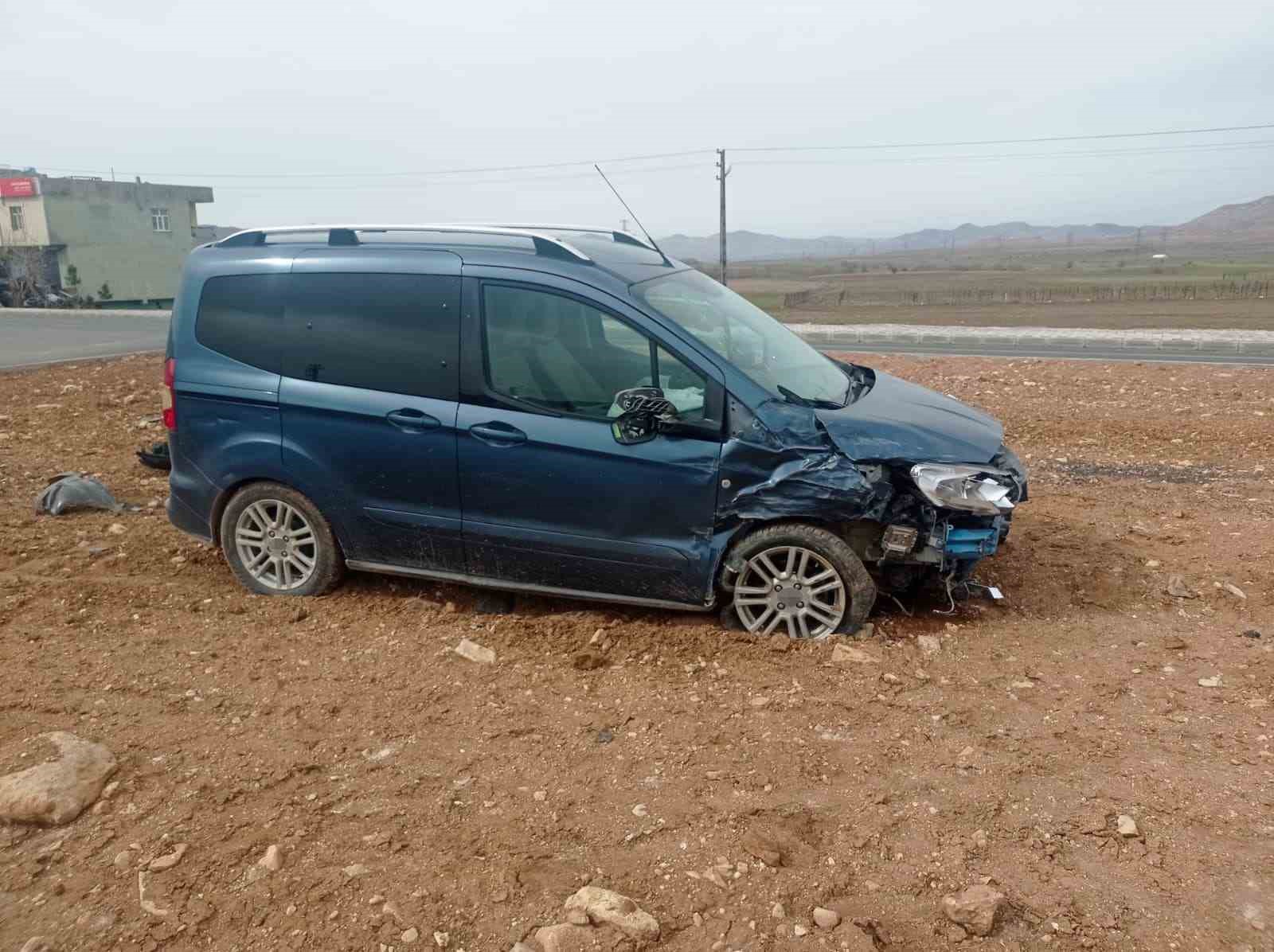 Gercüş’te çarpışan araçlardan burunları bile kanamadan kurtuldular
