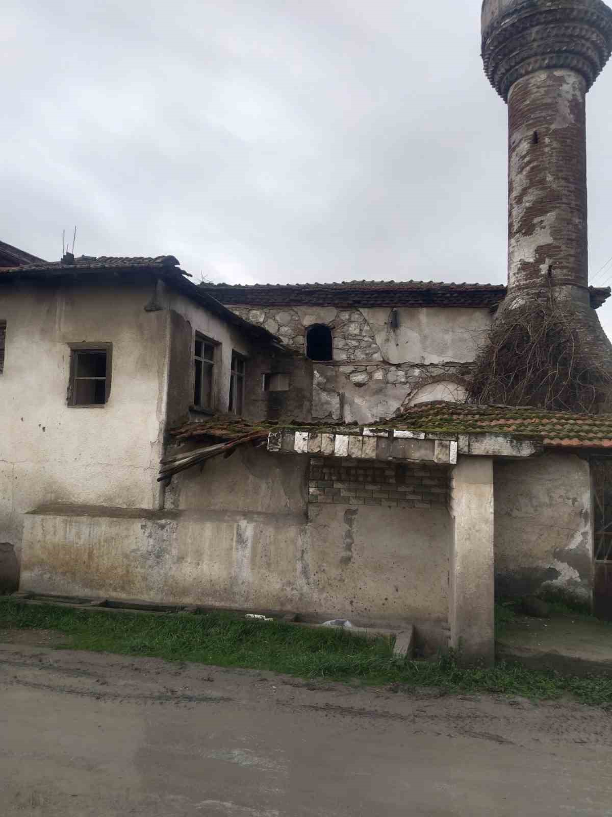 Balıkesir’de tarihi eski cami çürümeye başladı
