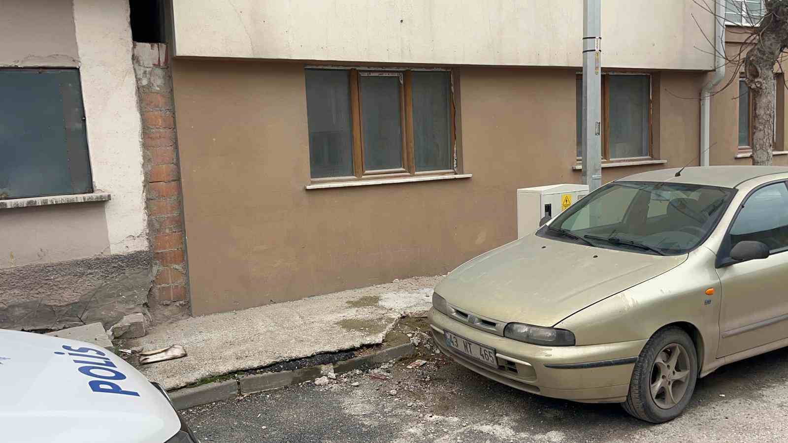 Binanın 3&rsquo;&uuml;nc&uuml; katındaki dairenin camından aşağı d&uuml;şen 12 yaşındaki &ccedil;ocuk ağır yaralandı
