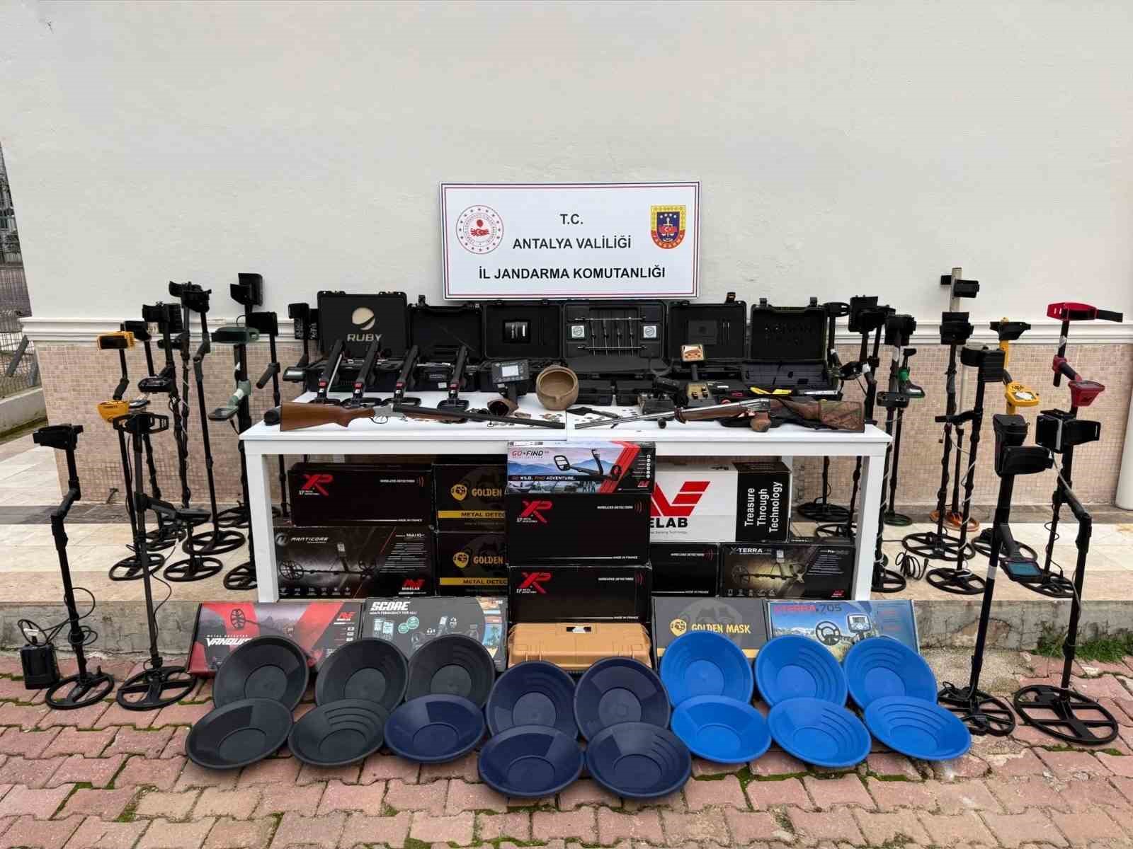 Antalya’da tarihi eser operasyonu: Milyonluk çok sayıda dedektör ve tarihi sikke ele geçirildi