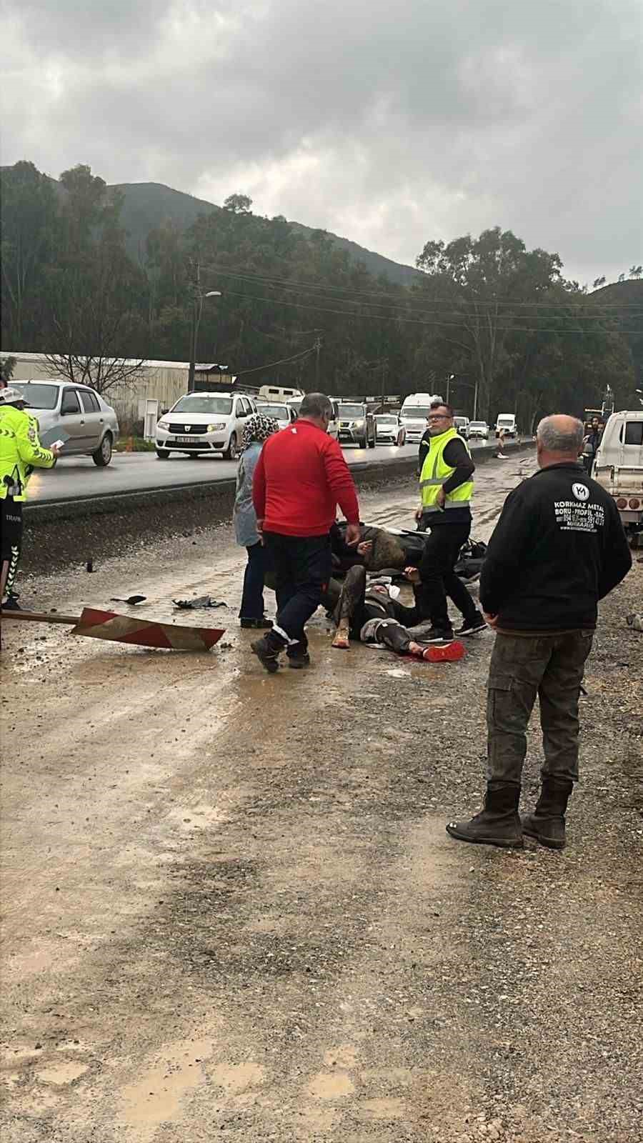 Marmaris&rsquo;te otomobil ile motosiklet &ccedil;arpıştı: 1 yaralı
