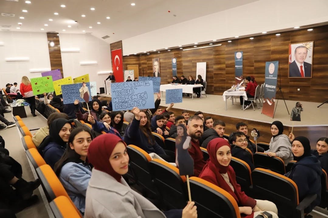 Bayburt’ta liseler arası "sosyal medya" münazarası