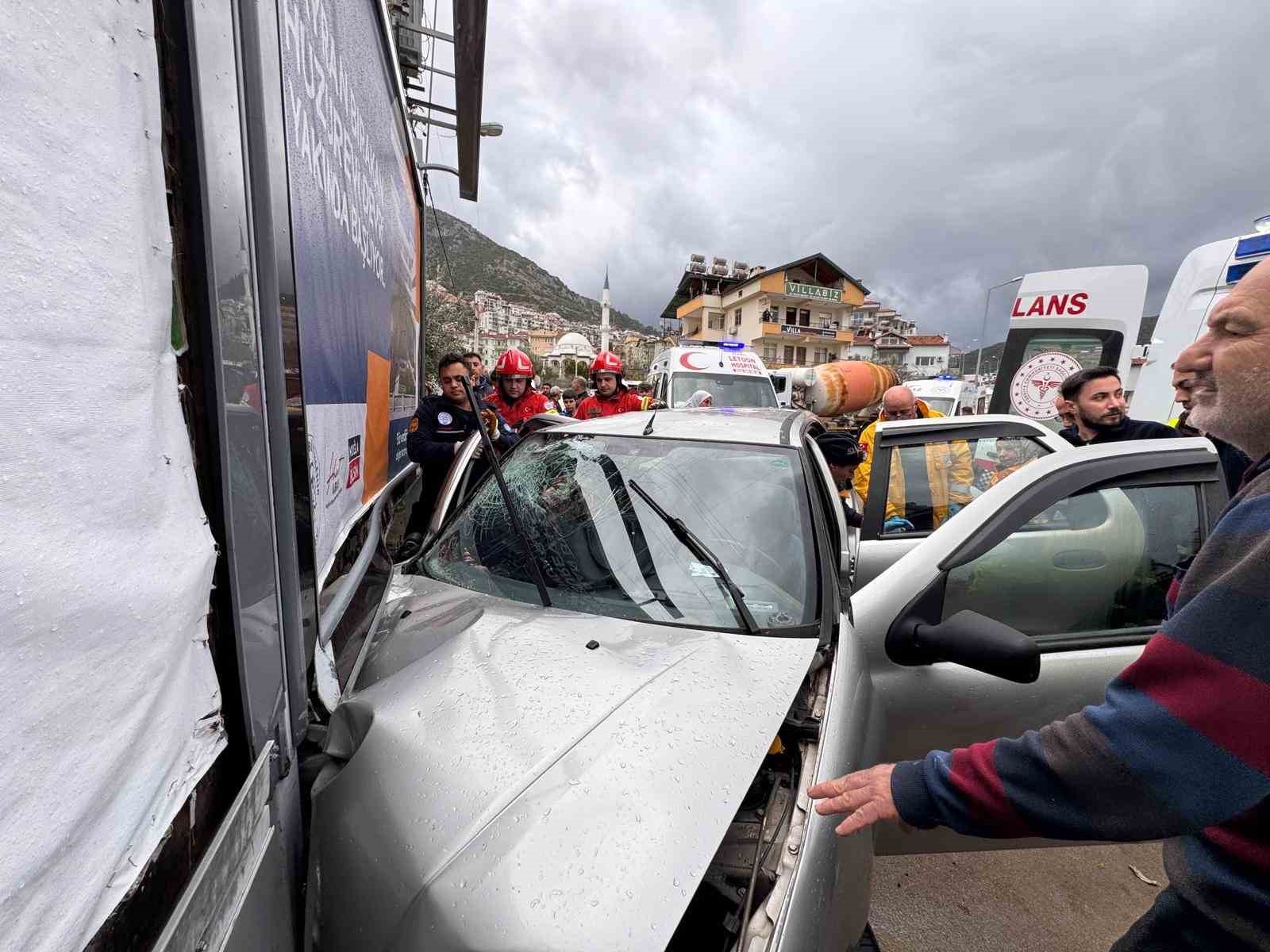 Fethiye’de duvara çarpan otomobildeki 1 kişi hayatını kaybetti, 2 kişi yaralandı