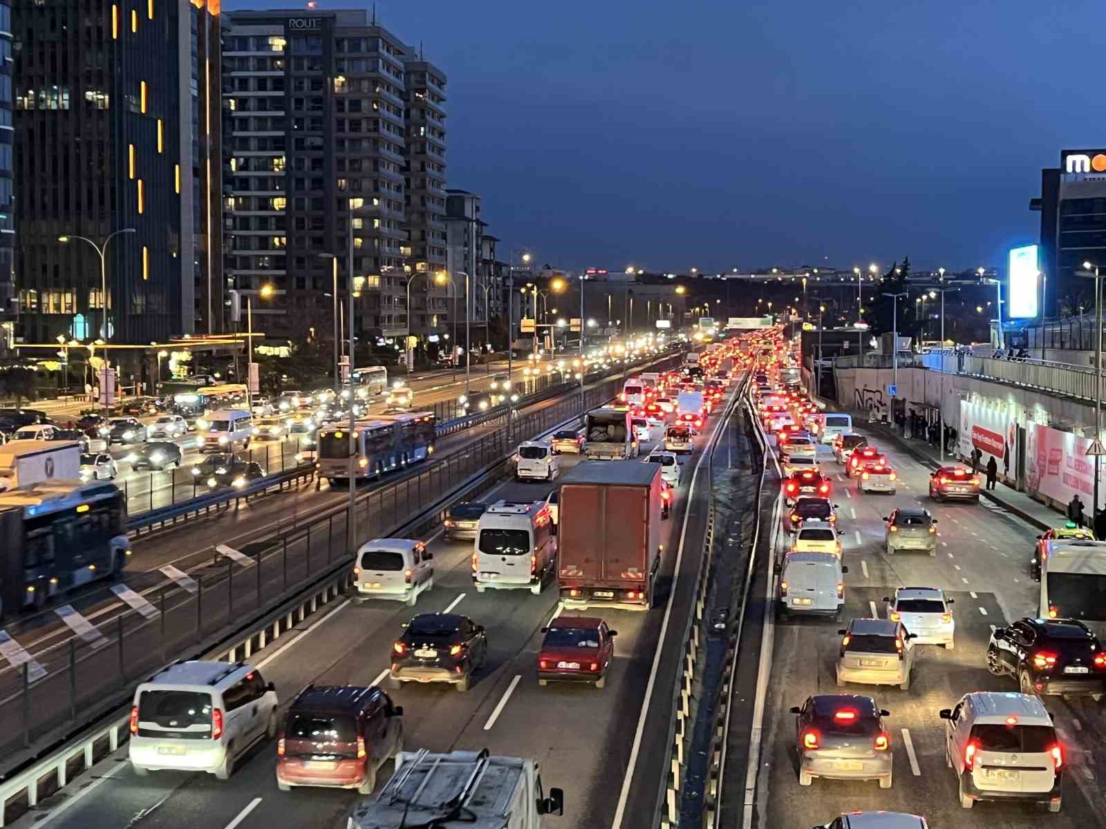 İstanbul’da trafik yoğunluğu yüzde 83’e ulaştı