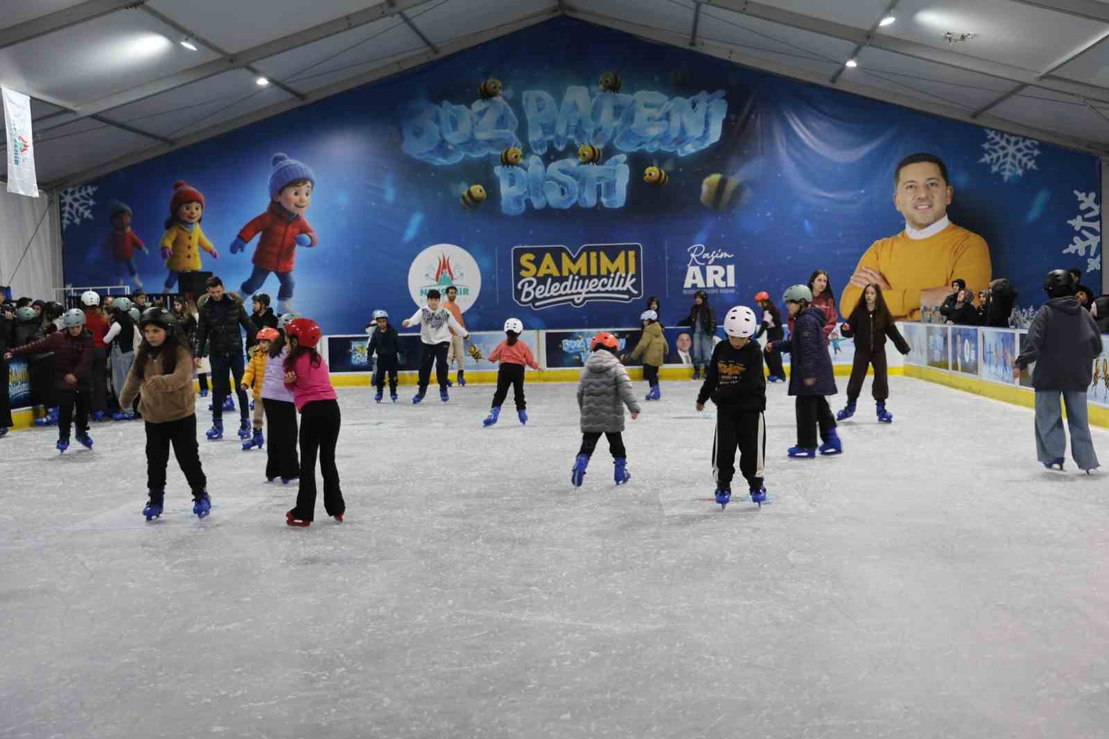 Nevşehir&rsquo;de mobil buz pateni pisti hizmete a&ccedil;ıldı
