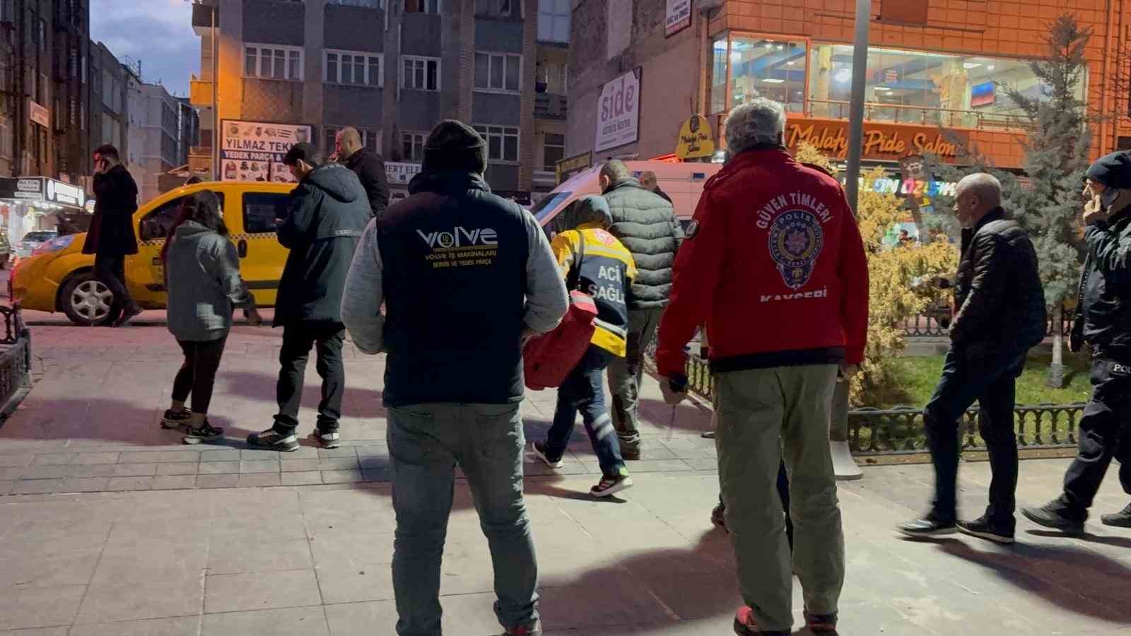 Taksi durağında bıçaklı kavga: 1 yaralı